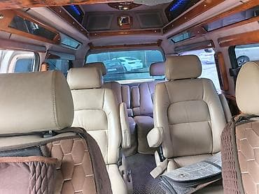 Премиальный салон минивэна/микроавтобуса с индивидуальными креслами и