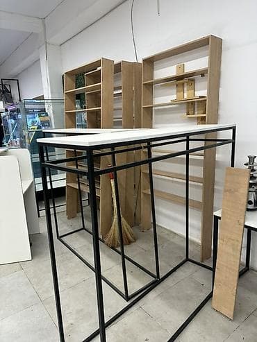 Металлические торговые столы/острова и стеллажи для магазина -