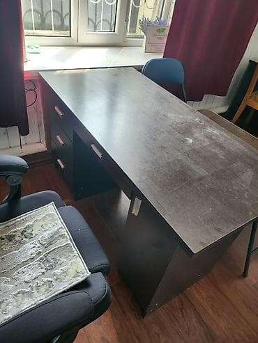 Столдор: Компьютердик үстөлү, Колдонулган, Текчелери бар — 3