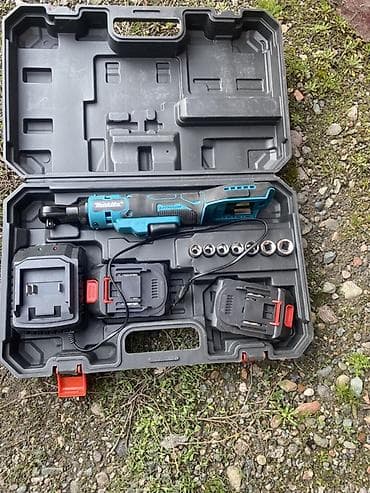 пластиковый: Аккумуляторный трещоточный гайковерт Makita в кейсе Комплект: - — 2