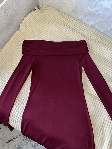 плащ накидка: Платье женское бордового цвета с открытыми плечами. - Фасон — 1