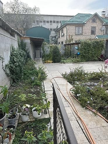 Продаю пол дома в районе Азия Молл. 1 линия, по улице Шота Руставели — 6