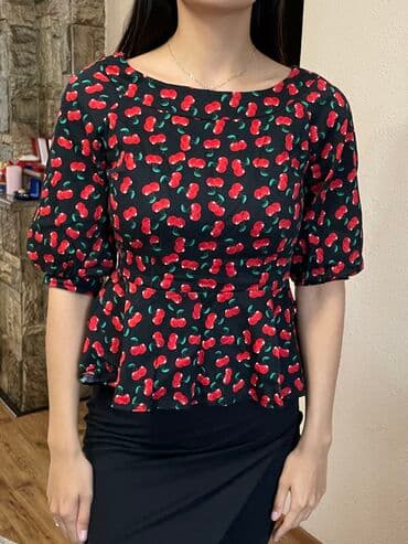 спортивное оборудование: Кофточка с баской, в хорошем состоянии — 3