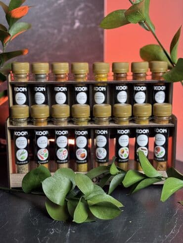 прирпава для крылышки: • Набор специй и приправ на деревянной подставке. • приправы 16 — 1