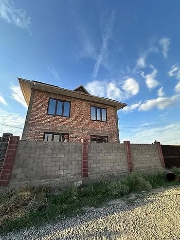 Недвижимость: Двухэтажный кирпичный дом с участком и высоким забором. Основные — 1
