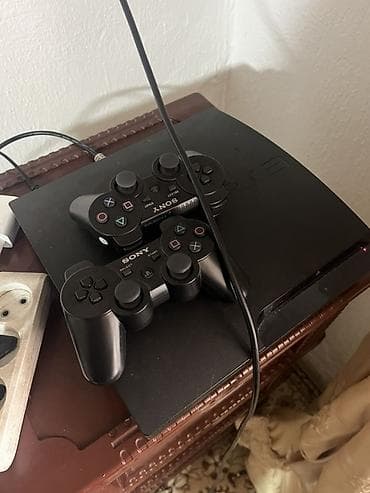 xbox 2: Sony PlayStation 3 (Slim) с двумя беспроводными геймпадами DualShock — 1