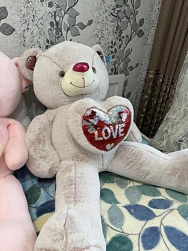 искуственные: Большой плюшевый мишка с сердцем LOVE. - Цвет — 1