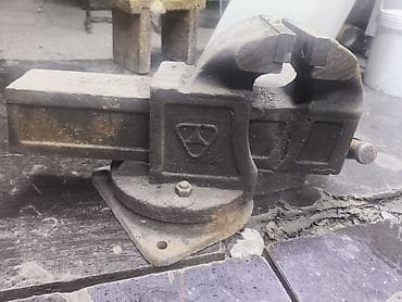 Үй жана бакча: Тиски слесарные поворотные, чугунные/стальные, советского образца — 2