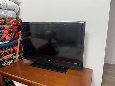 gpd win max: Телевизор Toshiba REGZA, диагональ примерно 32–37" (визуально) — 2