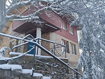 Трёх этажная Дача из Декоративной Камни кирпича и дерева с цокольным at lalafo.kg Трёх этажная Дача из Декоративной Камни кирпича и дерева с цокольным