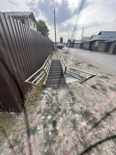 лестница на второй этаж в частном доме цена: Металлическая лестница с перилами. Конструкция состоит из ступеней с — 1