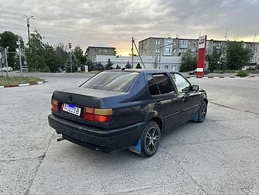 кок талаа: Volkswagen Vento: 1992 г., 1.8 л, Кол менен иштөөчү, Бензин, Седан — 8