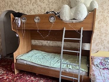 90: Двухъярусная кровать из ЛДСП с прямыми линиями и круглыми — 1