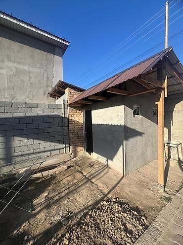 ищу дом г токмок: 📍 ж/м Арча-Бешик 🔘3-комнаты 🔘60м² Продаётся уютный дом в жилмассиве — 5