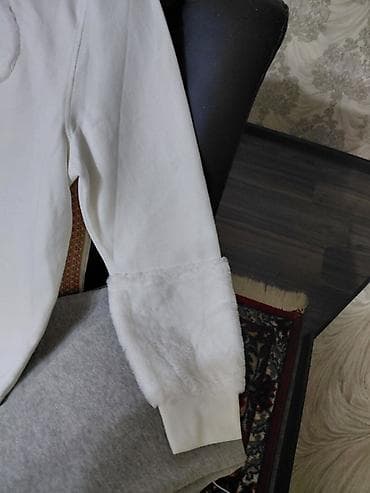 Ич кийимдер: Белый женский свитшот Disney - Дизайн: объёмный фактурный силуэт — 1