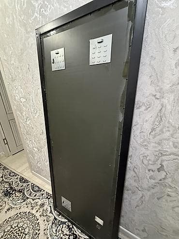 зеркало навесное: Настенное зеркало в классической чёрной раме. - Формат — 3