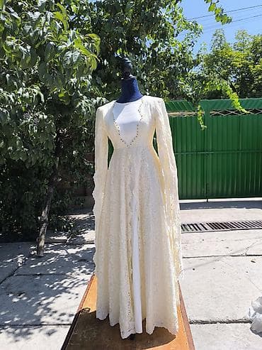 винтажная: Ажурное длинное платье в кремовом оттенке с элегантным историческим — 1