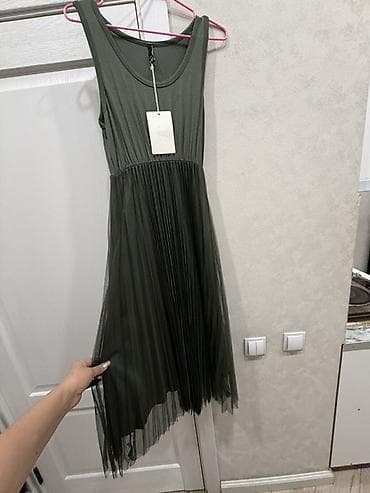 Жынсылар: Производство Италия. Платье миди цвета хаки/оливкового оттенка. - — 1