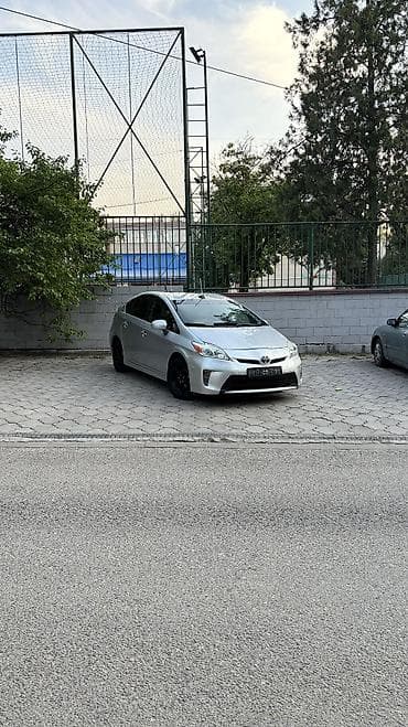 Toyota Prius: 2015 г., 1.8 л, Автомат, Гибрид, Лифтбек