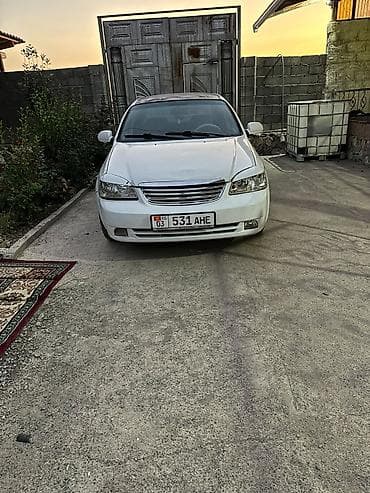 geely e5: Седан белого цвета, 4 двери, киргизские номера (KG 03, 531 AHE) — 3