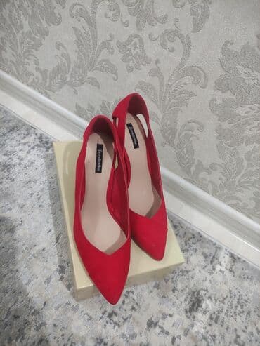 Спецодежда: 1. Туфли Надеты 1 раз на мероприятие. высота каблука 8 см. Бренд — 3