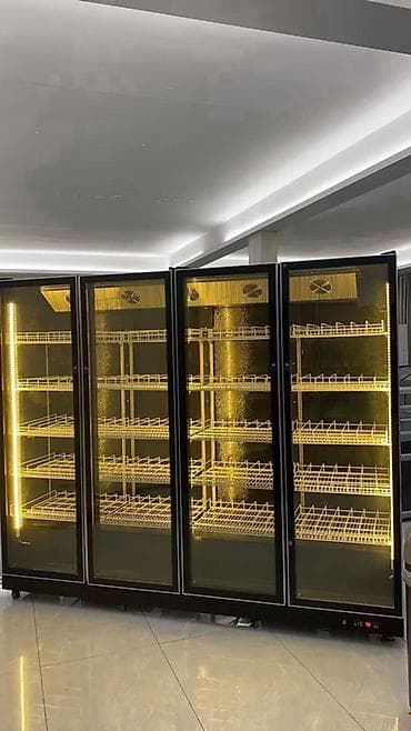 Промышленный холодильный шкаф-витрина с четырьмя стеклянными дверями