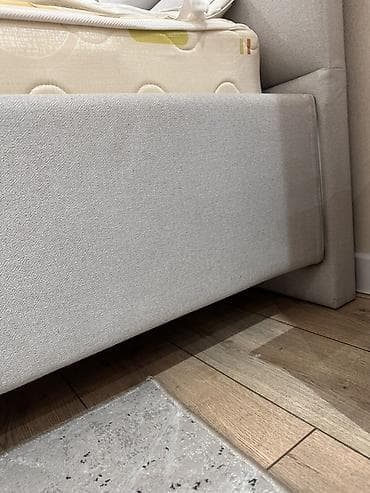 продаю мягкий мебель: Двуспальная кровать, С мягким изголовьем, длина - 200 см — 2