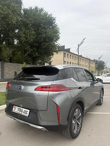 xpeng p7: Электромобиль GAC Aion V, кроссовер серого цвета. Ключевые — 3