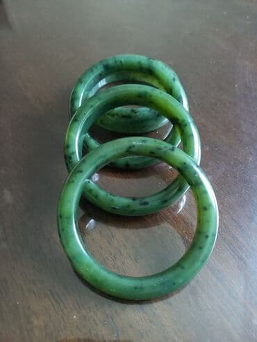 Браслет нефритовый белый,. темно-зеленый