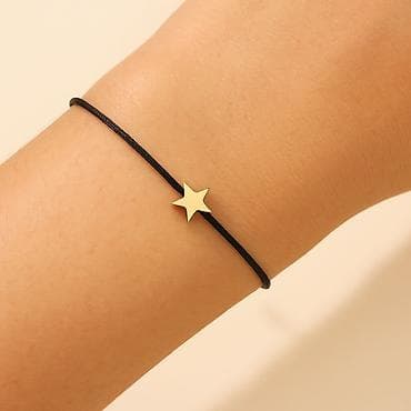 Браслет Ш с изящной золотистой звёздочкой на тонкой чёрной нити —
