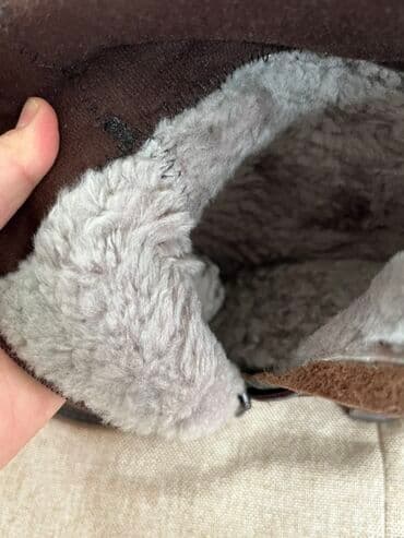 обувь для охоты: Пара коричневых сапог до колена. Изготовлены из натуральной кожи и — 5