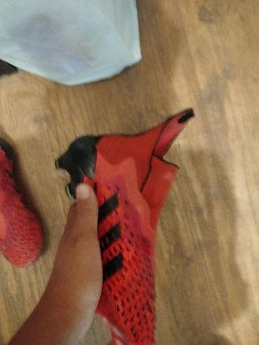 футболисты: Футбольные бутсы Adidas с ярким красно-черным дизайном, разработанные — 2