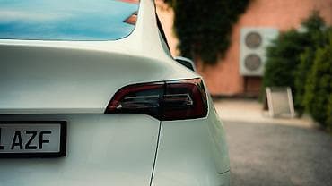варианты: Tesla Model Y: 2023 г., Автомат, Электромобиль, Кроссовер — 5