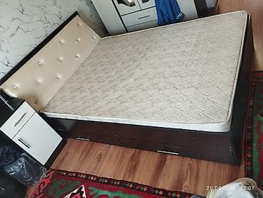 раковина с тумбой и зеркалом в ванную: Спальный гарнитур в современном стиле, цвет – венге с белыми фасадами — 2