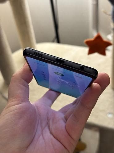 Apple iPhone: Samsung Galaxy A72 — 3