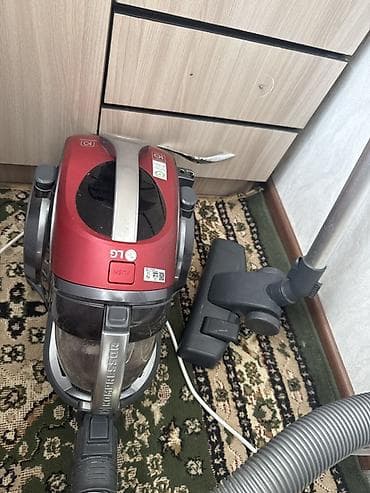 Пылесос LG безмешковый с технологией компрессии пыли Kompressor
