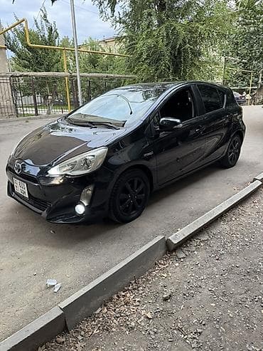 Toyota Prius C: 2016 г., 1.5 л, Автомат, Гибрид, Хэтчбэк