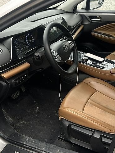 Продажа авто: GAC (Trumpchi) Aion S — электрический седан серебристого цвета. Кузов — 2