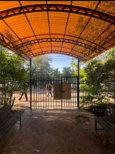 Навес и ворота из металла с поликарбонатной кровлей - Арочный навес