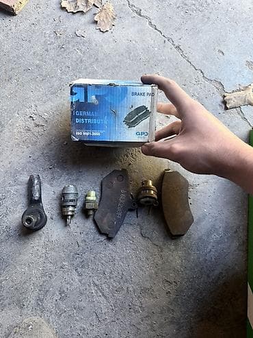 лампы для ногтей: Набор автозапчастей (разнородные позиции): - Пара тормозных колодок — 2