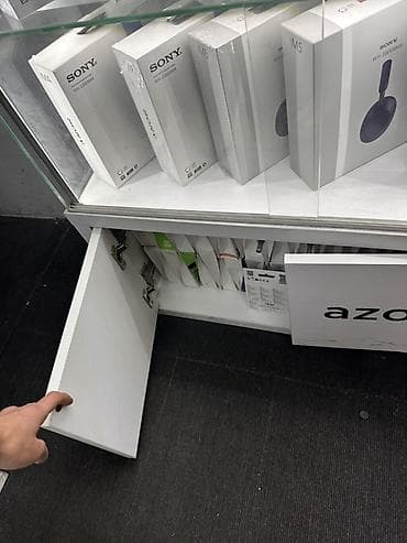 полка на стену: Стеллаж Для телефонов и их аксессуаров, С подсветкой, 220 см * 100 см * 30 см, 
Б/у — 2