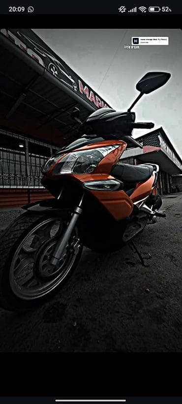 Скутер 150 см³ (по фото — компактный городской maxi-style)