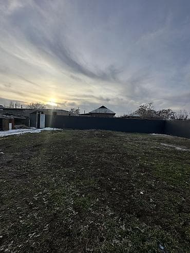 Үйлөрдү ижарага берүү: Продается новый двухэтажный кирпичный дом,на участке 8 соток. Площадь — 10