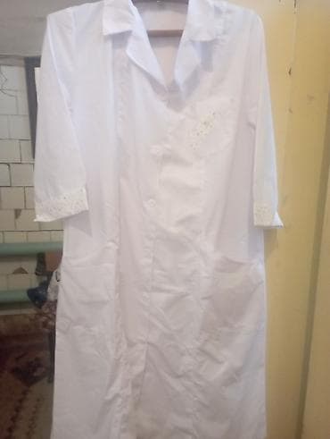 одежди: Белые медицинские халаты - Классический крой до колена, застёжка на — 1