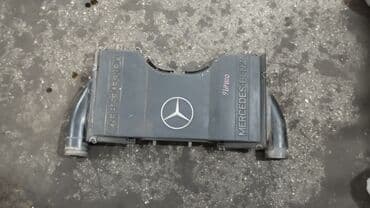 купить передний бампер на мерседес w210 в бишкеке: Деталь двигателя Mercedes-Benz. Серая пластиковая крышка с логотипом — 1