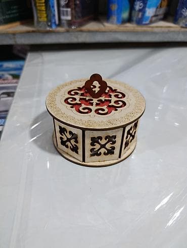 шкатулки деревянные: Декоративная шкатулка из фанеры с резным орнаментом. - Форма — 1