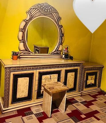 бир кишилик спальни: Спальный гарнитур в классическом стиле с богатым декором. Состав — 2