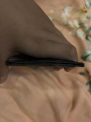 карт: Тонкий кардхолдер из черной фактурной кожи. - Формат: вертикальный — 3