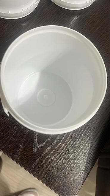 ведро пластиковый: Пластиковые ведра с крышками и ручками - Объем: приблизительно 1л — 2