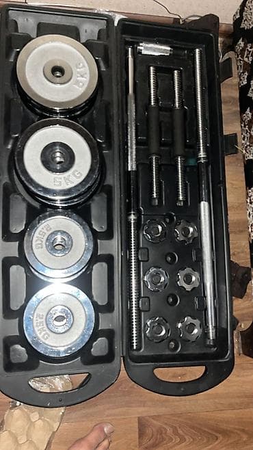 Набор разборных гантелей в кейсе. Включает в себя несколько дисков